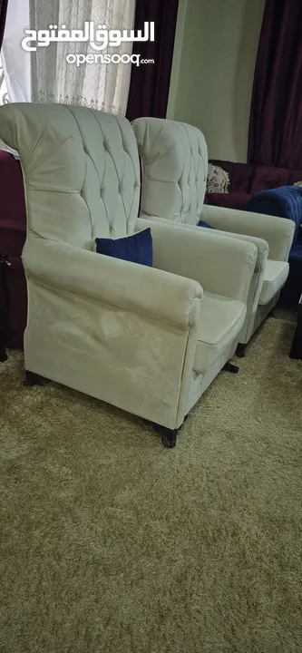 طقم كنب مستعمل بحالة الوكالة لون مميز بسعر الحرق