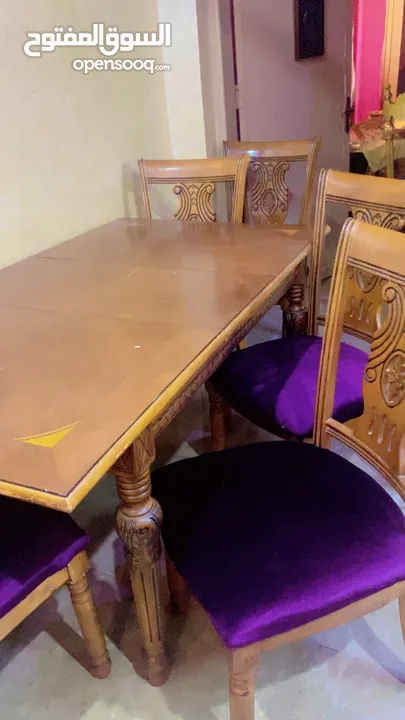للبيع طقم كنب وطاوله سفره خشب لاتيه