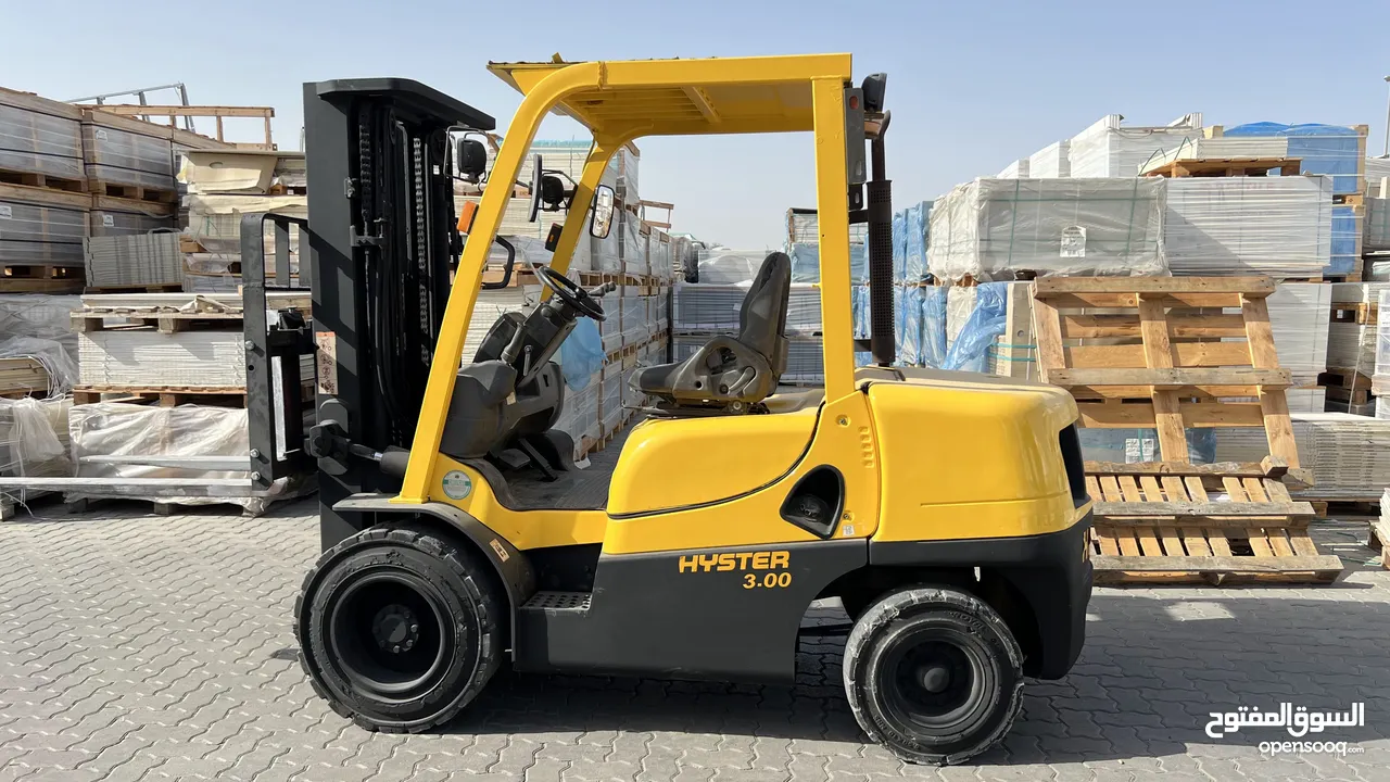 HYSTER  - 3.O Ton Diesel Counterbalance forklift with 4500mm Three Stage Mast, 1220mm long fork.