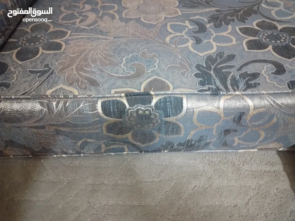 جلسه عربية اسفنج ضغط 18 مع طاولات خشب مع سجاده خمسة باربعه ونص متر بحالة الوكالة.