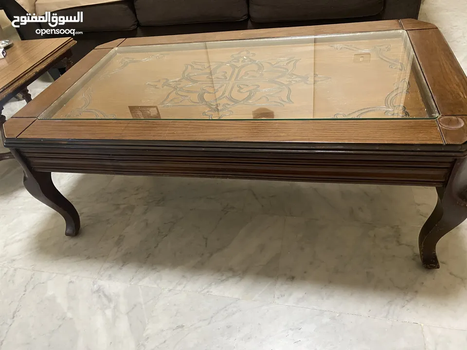 بوفيه تلفزيون ماركه آشلي الامريكيه وطاوله وسط