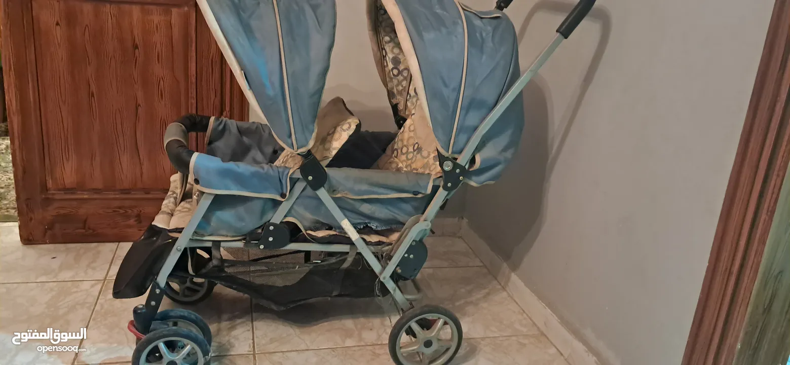 عربة أطفال توأم مستعمل بحالة جيدة  ماركة MAMA LOVE