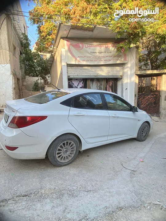 مركبه من نوع هونداي اكسنت 2014المركبه ما شاء الله عنها وضعها ممتاز ولا يوجد فيها اي قص وعظمها ممتاز