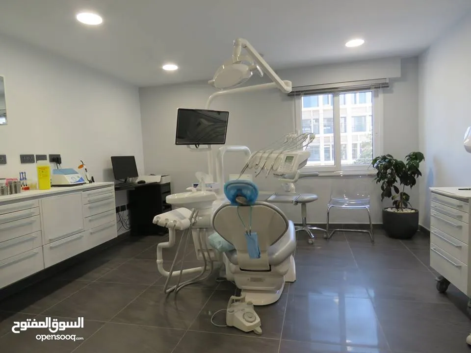 عيادة أسنان للايجار للضمان في مركز طب أسنان مجهز بالكامل في عبدون
