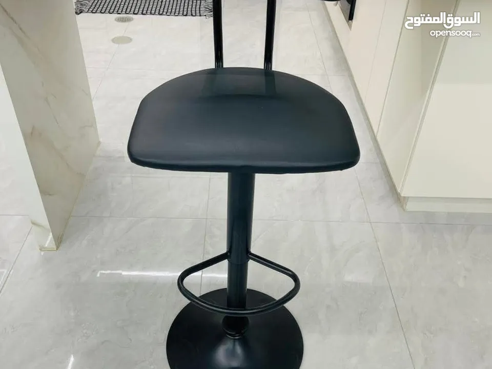 كراسي بار عالية أنيقة    متوفرة بعدة ألوان تناسب كل الأذواق  تصميم مريح وعصري