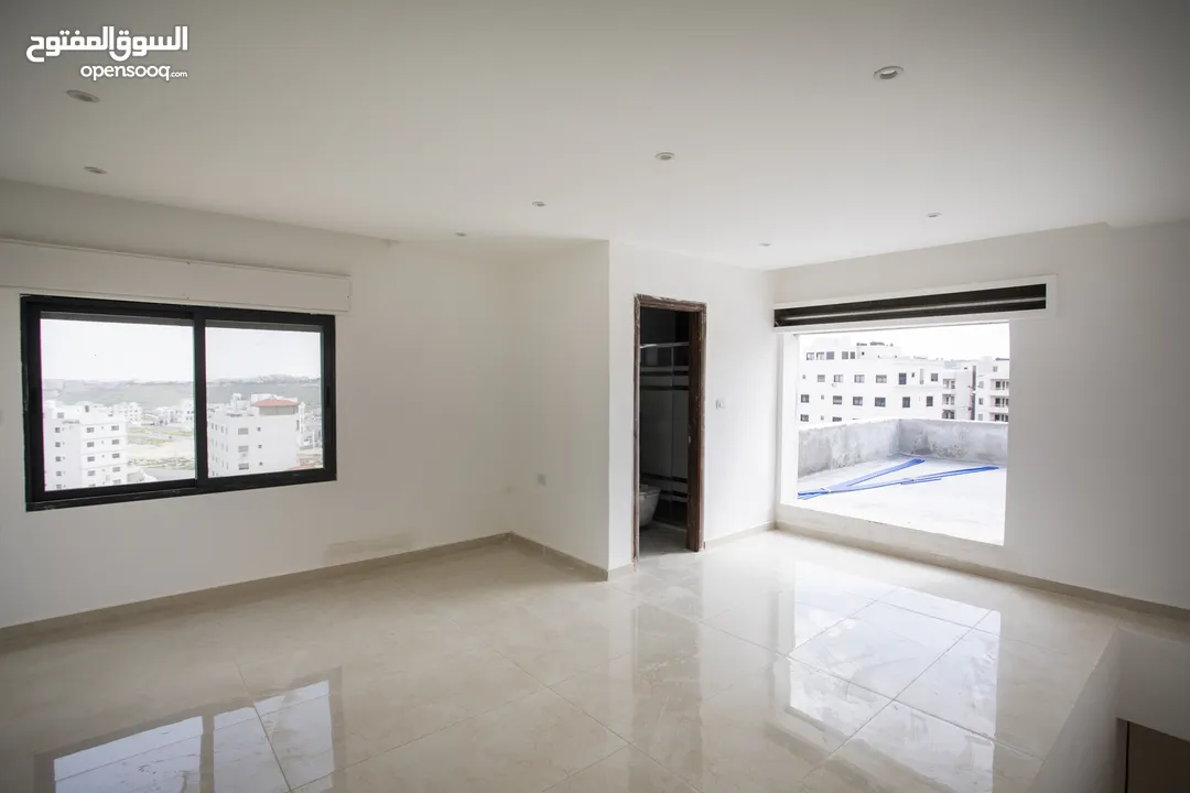 شقة مميزة طابق ثالث مع روف مساحة 160متر مع روف50 مترفي شمال عمان الجبيهة-حي المنصور مشروع BO517