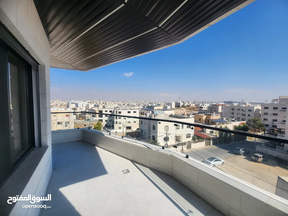 شقة طابق ثالث مع روف في مشروع زهرة القمر بإطلالة رائعة وتشطيبات عالية الجودة في موقع مميز