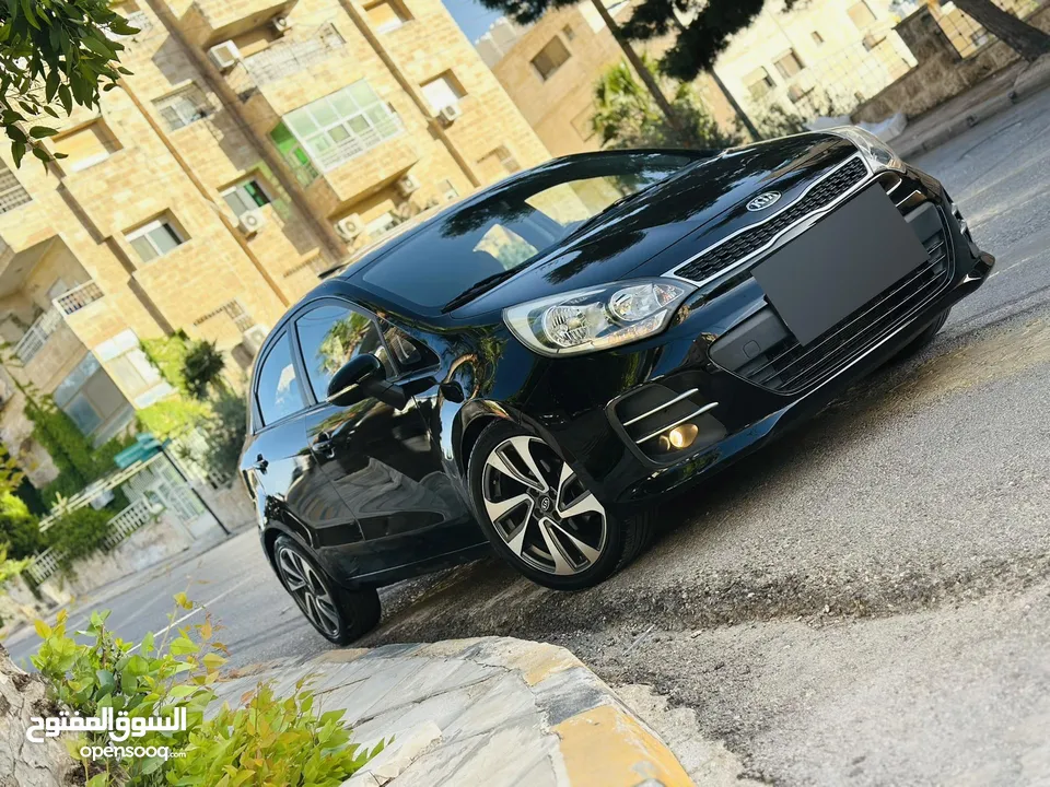 كيا ريو 2016 فل مع فتحه مميزه لون اسود نادر ومميز بالنضافه