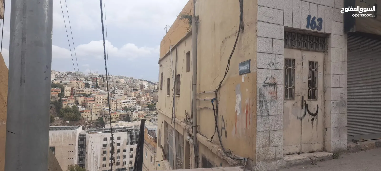 عمارة  تتكون من اربع طوابق كل طابق يحتوي ع شقة مع مخزنين تجاريين ع الشارع