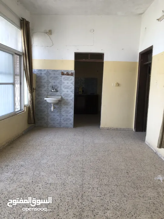 منزل قديم مكون من طابقين