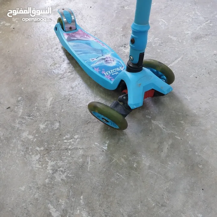 سيارة أطفال وسكيتات وألعاب أخرى
