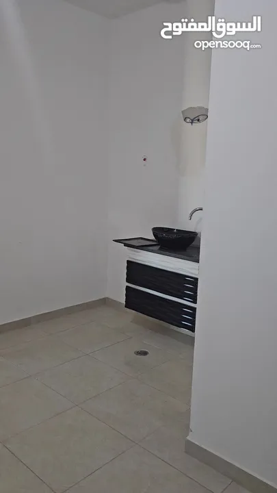 مساحه 175 متر طابق رابع يوجد اصنصيل خدمات كامله بئر ماء 450متر  ثلاث غرف نوم  قعده كبيره مع مطبخ  صل