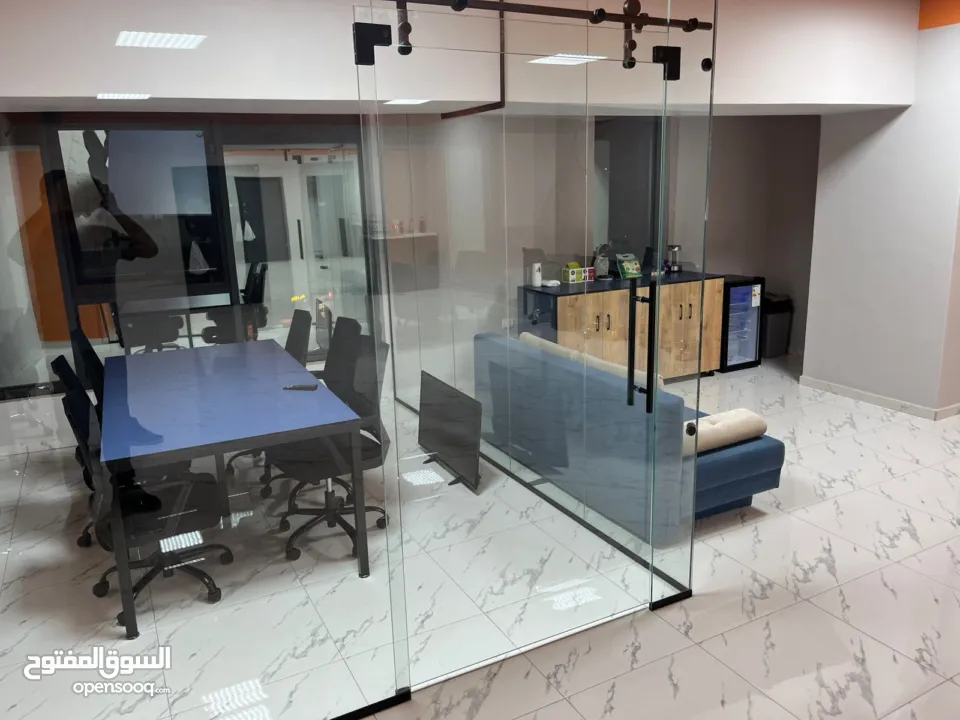 مكتب تشطيب سوبر مفروش مع الاثاث منطقه. حيويه اطلاله. وسط رفيديا واصل الماء والكهر،باء تسليم فوري