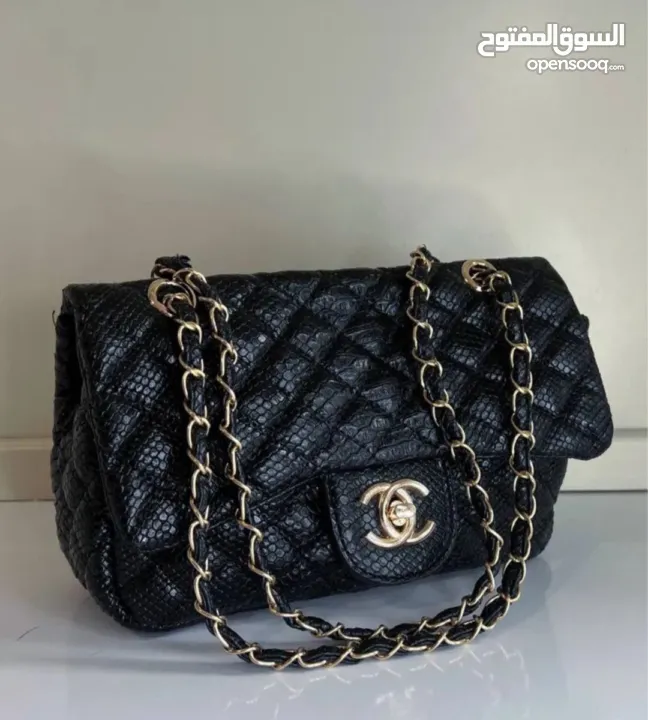 شنط شانيل حجم وسط   كوبي ون بنفس شكل الأصلي وبخامة عملية جدًا! وأنيق و انوثي متوفر بلون احمر و اسود