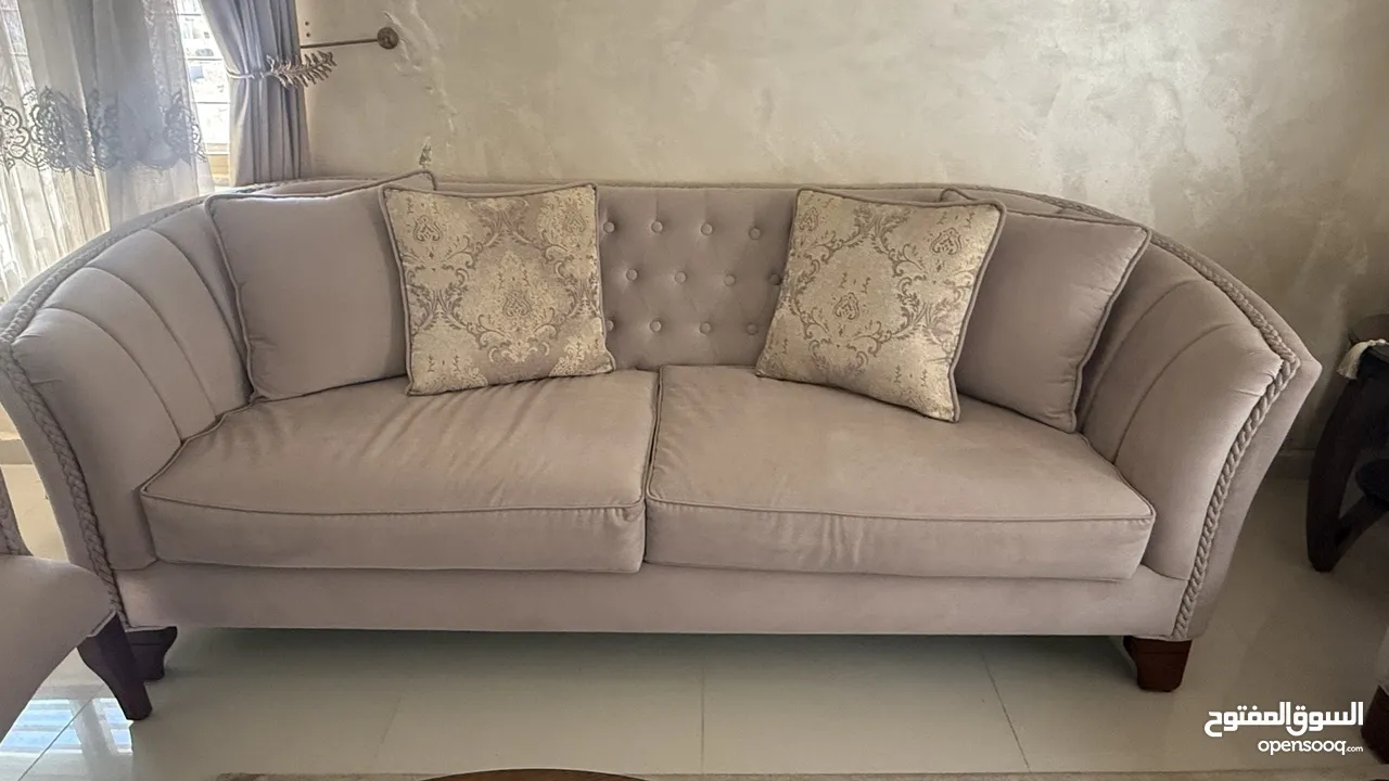 طقم كنب 7 مقاعد بحاله ممتازه