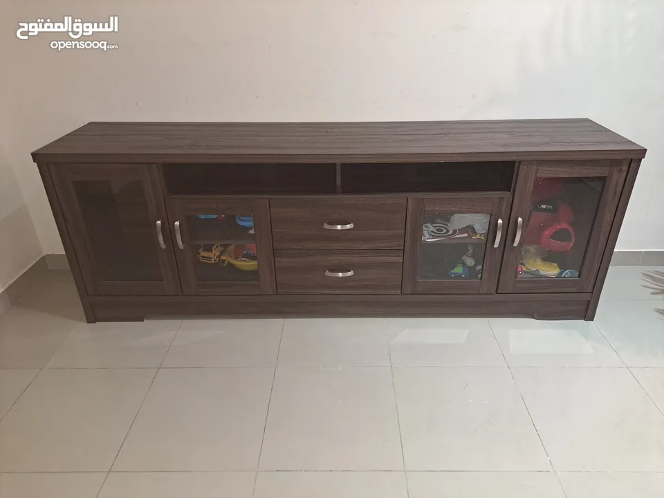 طاوله تلفاز شبه جديده ..كبيره وبسعر مغري 600 درهم