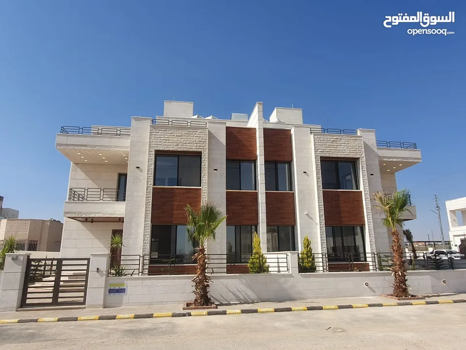 فيلا 460 متر لقطة في طريق المطار قرب جامعة الشرق الاوسط