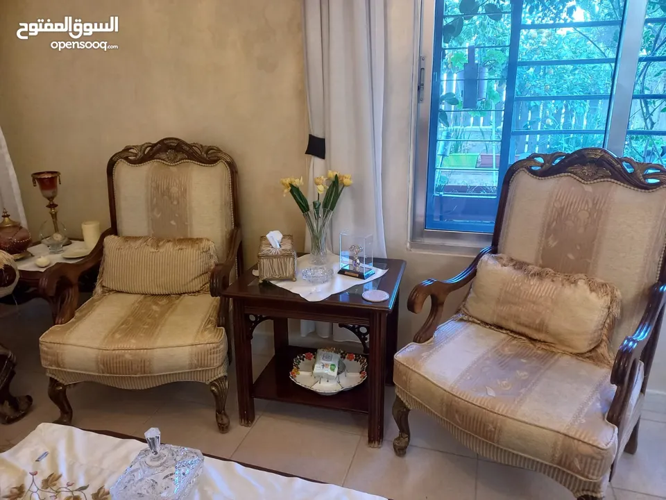 شقه ارضيه بمستوى الشارع مع ترس اشبه بحديقة قريبه من المدارس في البنيات