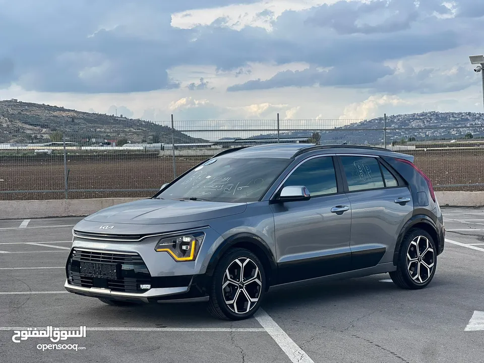 كايا نيرو هايبرد (بنزين+كهرباء ) فل الفل فتحة سقف لون مميز اضافات مميزة /2022 جناح اسود