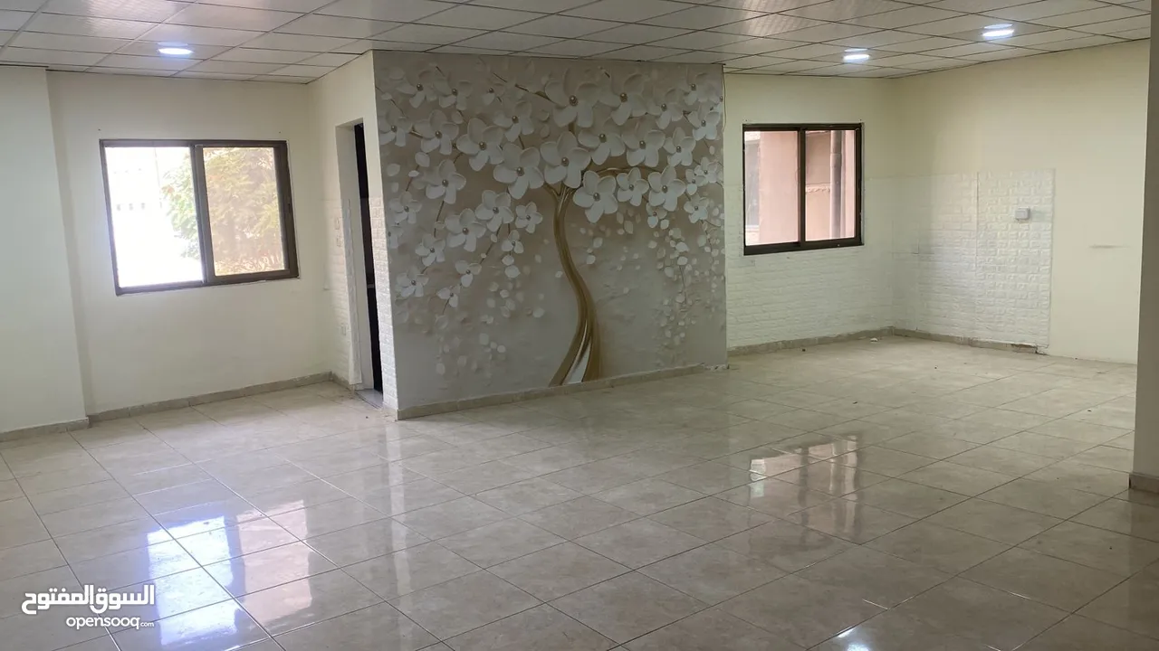 مكتب 70 متر للايجار بسعر منافس  في شارع الجامعه