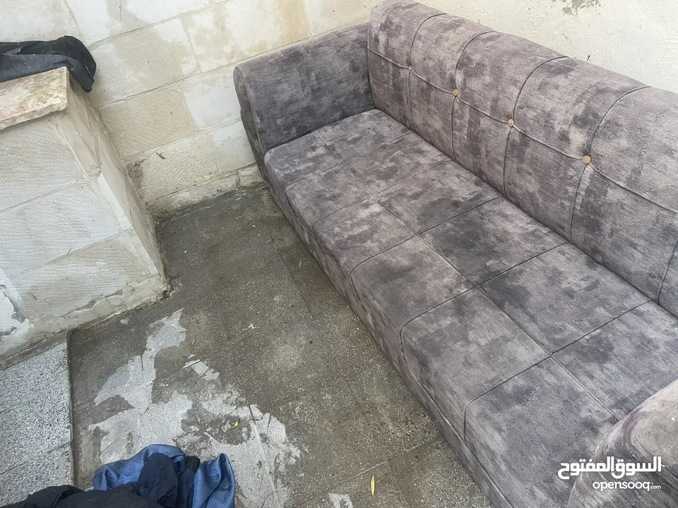 تخوت عدد 2 لون اسود بحالة ممتازة + كنبه طويله ثلاثيه بسعر مغري