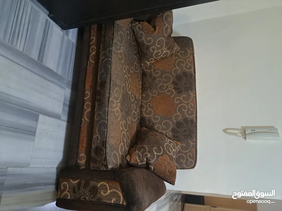 طقم كنب صوفيات للبيع عبارة عن ثنائية عدد2 وثنائية عدد1 للبيع بسبب الرحيل بحالة جيدة للاستفسار 07885