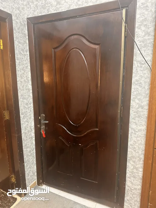 أبواب خشبية مستعمله للبيع
