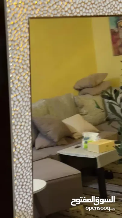 مرايه ستاند لغرفة الجلوس او الصالون او غرفة النوم ذهبي وأبيض جميله جدا خشب