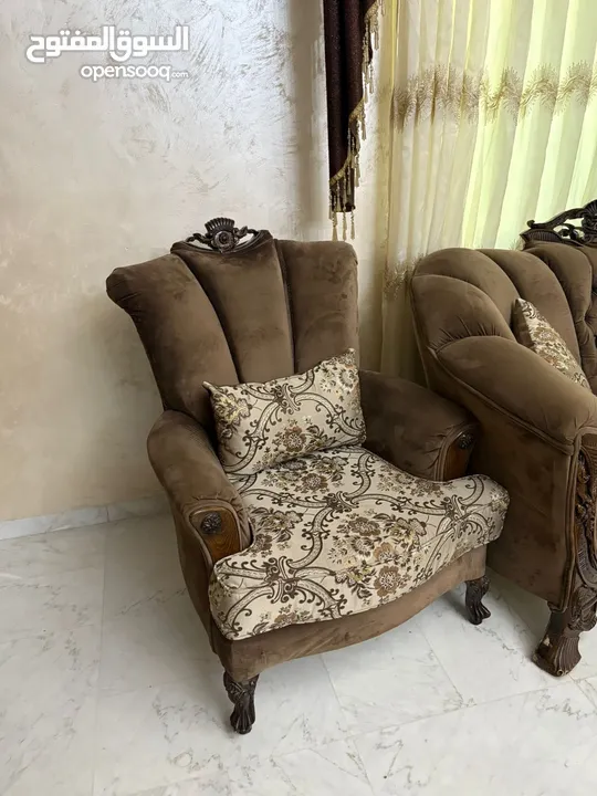طقمين كنب زان نفس اللون مع 3 ثريات كريستال هدية