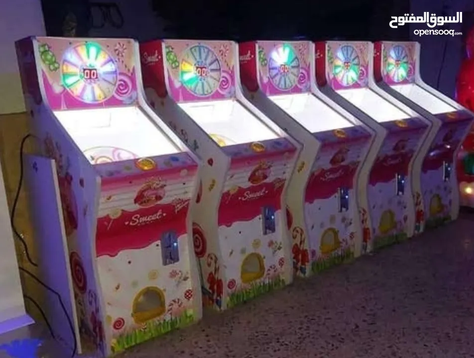 طابات مجنونة مطاطية و كبسولات هدايا للماكينات بالعملة
