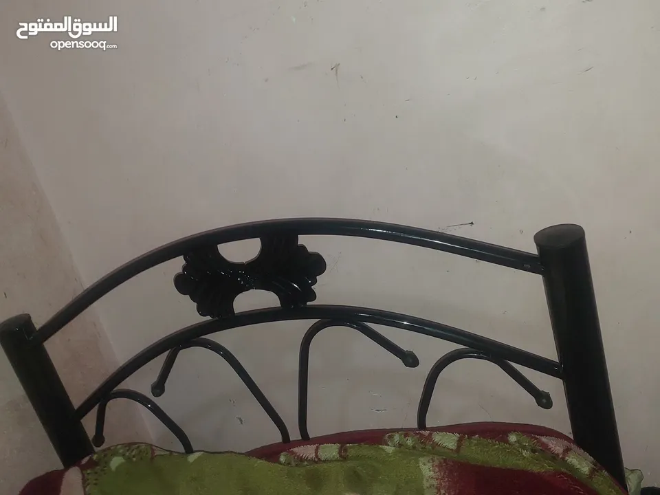 تخت مفرد عدد 3 بحاله الوكاله تم شرائهم خلال اسبوعين والبيع بداعي السفر