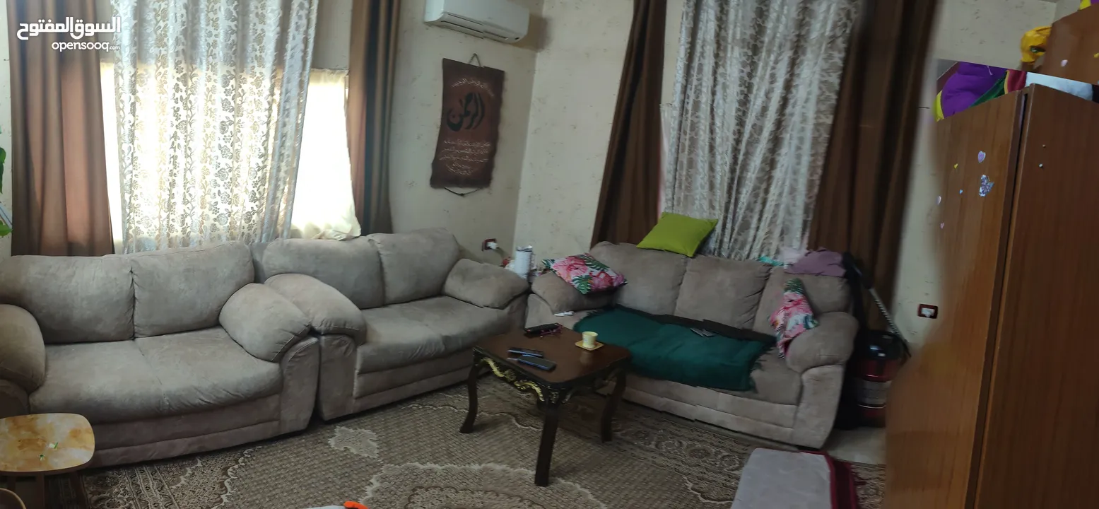 أثاث بيت كامل للبيع دفعة واحدة – نظيف وسعر مناسب  كنب + خزانة + برادي + سجادة للبيع معًا بحالة جيدة