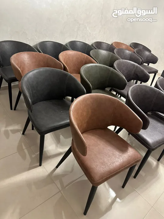 عدة محل  كاملة مع طاولات وكراسي للبيع