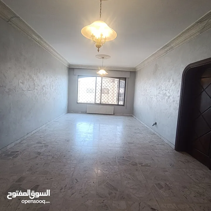 ضاحيه الرشيد- شقه فارغه بمساحه واسعه للايجار ـ 220 متر  ـ مكيفات ـ خزائن حائط