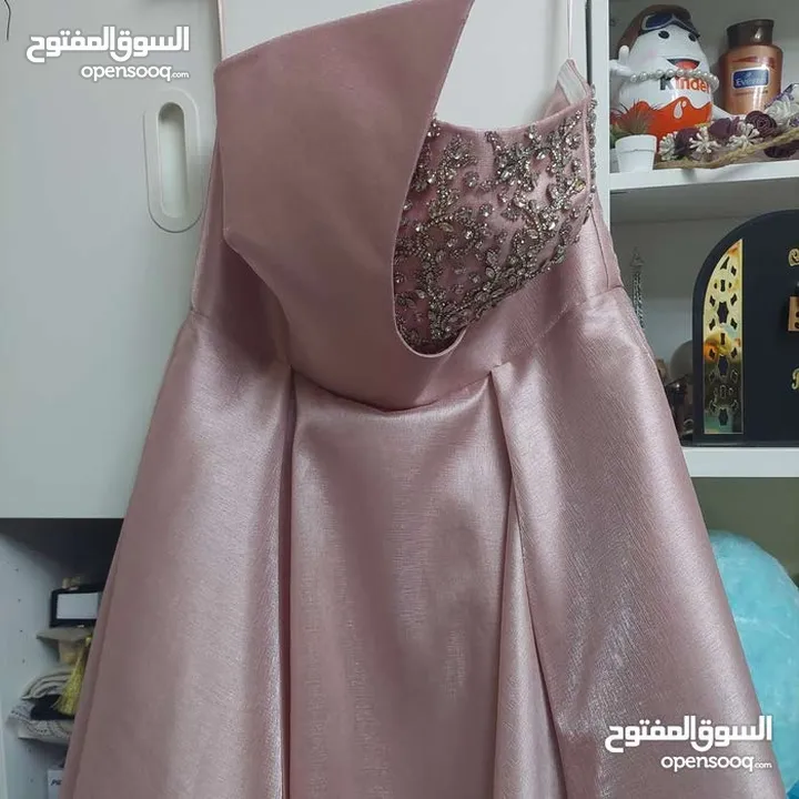 فستان لون سومو للبيع لبسة مرة واحدة ع التخرج فخم و جميل محجر من الامام وباكلس ومن الخلف لديه رباطات