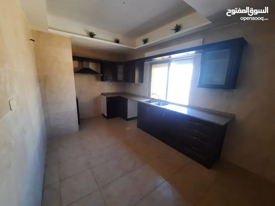 شقة  مميزة فارغة للايجار في دير غبار