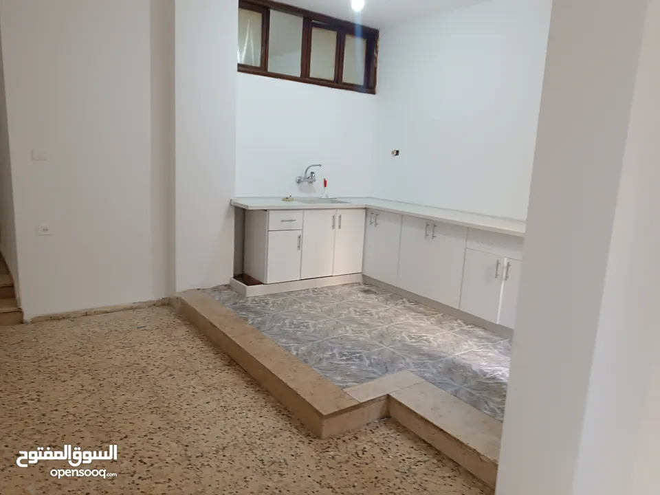 شقة ارضية بناء قديم للايجار النزول مقابل كل شيء شهي