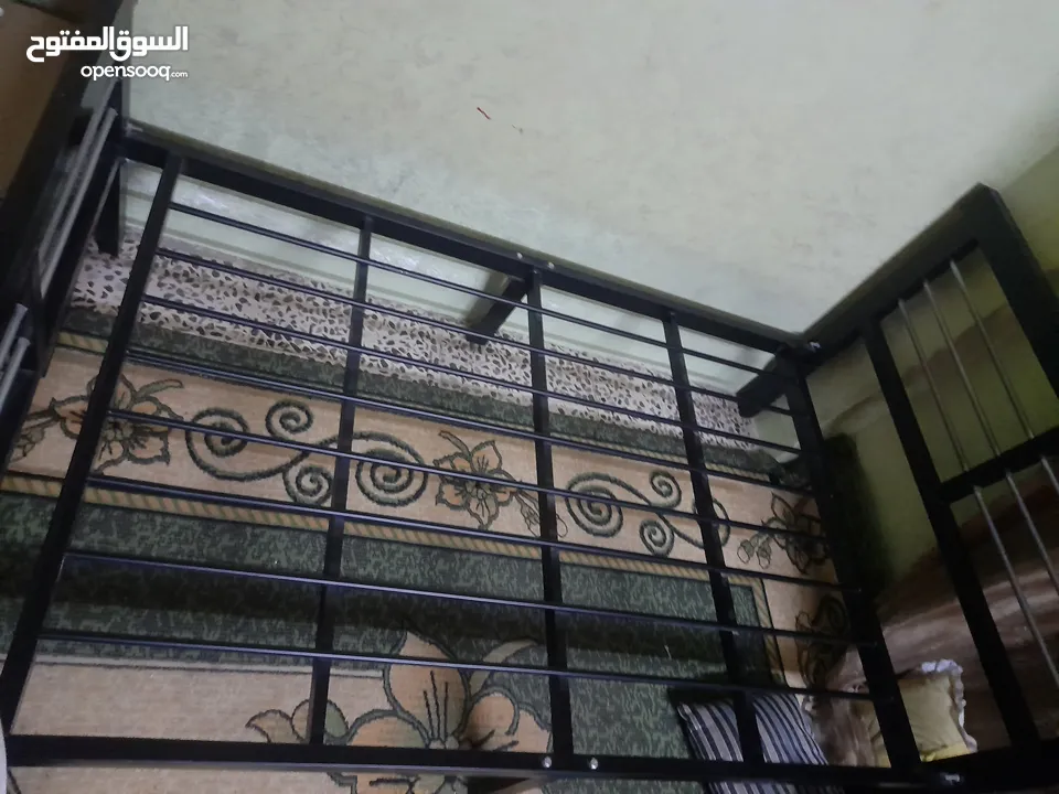 سرير حديد مفرد ونص بحالة ممتازة مع فرشة ضغط عالي
