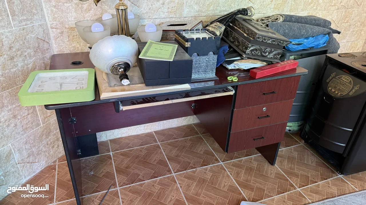 مكتب و قاعدة تلفزيون
