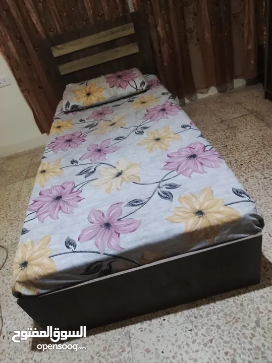 طاولة وسط وتخت مفرد وشاشة استعمال بسيط