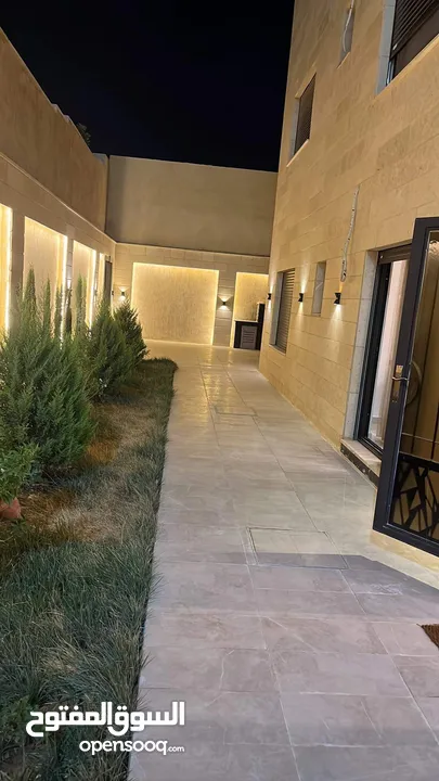 شقة مفروشة باجمل مناطق طريق المطار تبعد عن جامعة البتراء 3 دقايق على الطريق الفرعي لطريق المطار