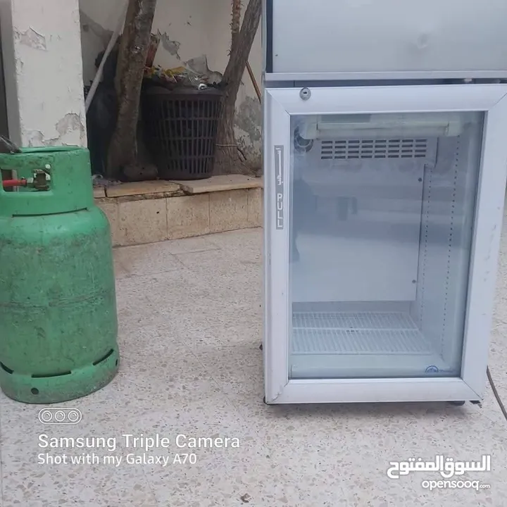 ثلاجة عرض ميني اماراتية بحالة الوكاالة مضيئة لون أبيض موجودة في جرش للبيع المستعجل