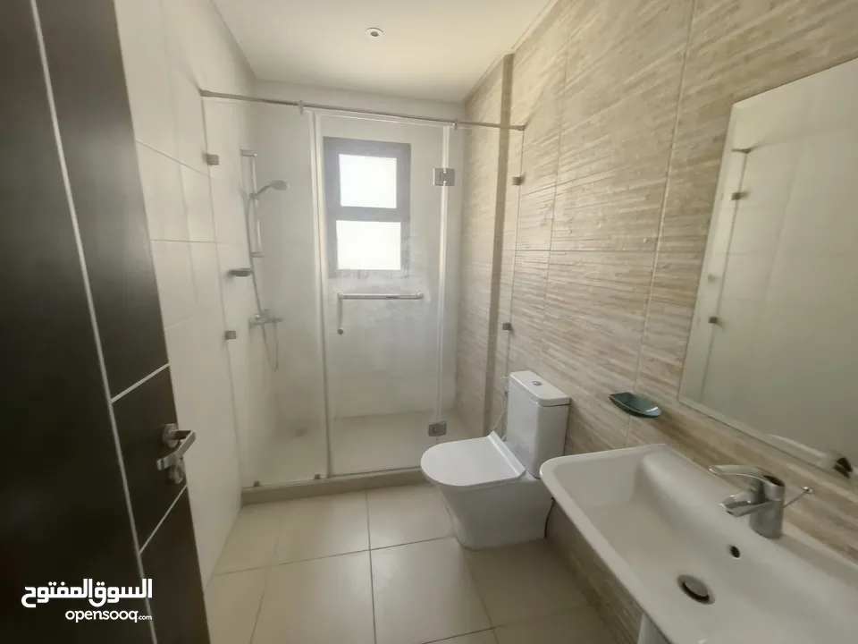 للايجار شقه سكنية نظيفة جدا مع التكييف .مكونة من.  غرفتين صالة ومطبخ  وحمامين موقع ممتاز