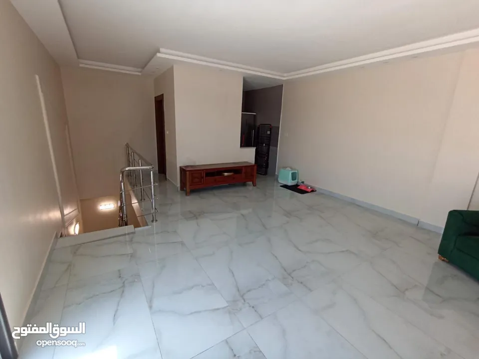 شقة اخير مع روف للبيع خلف المدارس العالمية - 14584