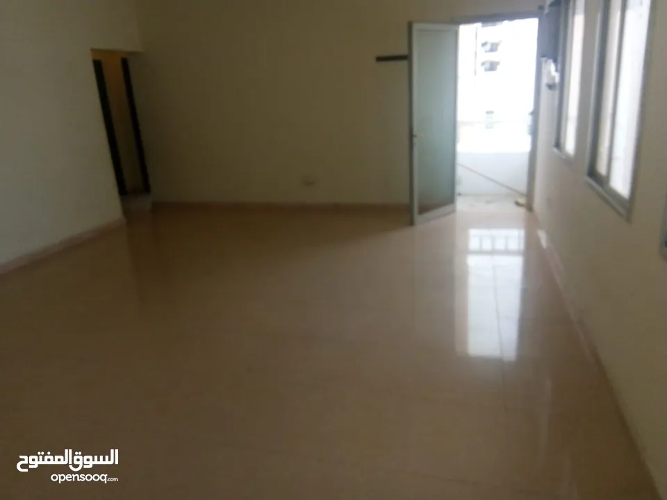 متوفرشقة غرفتين وصاله في الحمريه Available two-bedroom apartments and a hall in