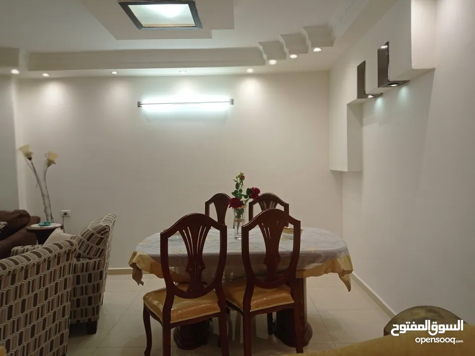 شقه مفروشه للايجار الشهري ،تصلح لعائله ،قريبه على الخدمات،مشمسه،خط سرفيس،قرب مستشفى الاتحاد ،ساحه