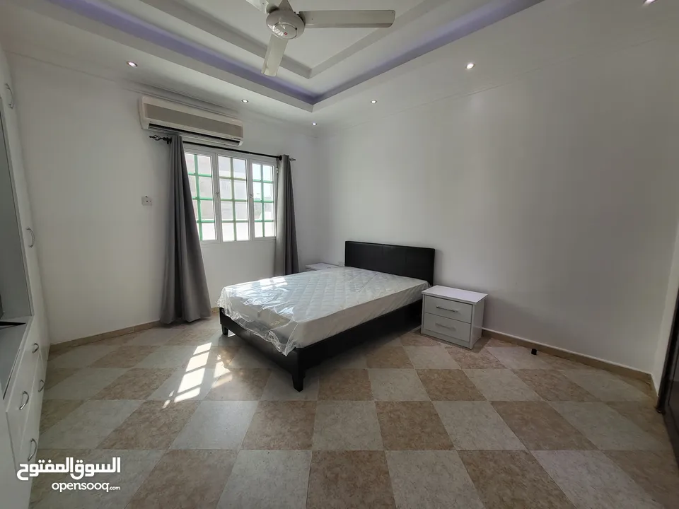 غرفة لموظفة عمانية فرديةانيقة في منطقة الخوض الهادئة: سكن مؤثث بأناقة مع خدمات متميزة تشمل الإنترنت