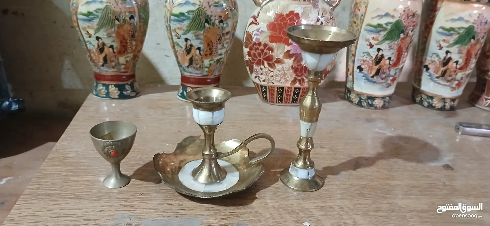 مكواي نحاس/ومنضر نحاس ارضية رخام/وكاسة صغيرة نحاس/ومنضرين نحاس وعليهم زي شقف  اضن رخام