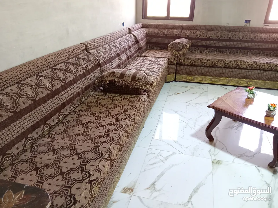 طقم تفصيل 20 مقعد بحالة الوكاله فرش متحرك  مع طاوله وسط  الموقع اربد