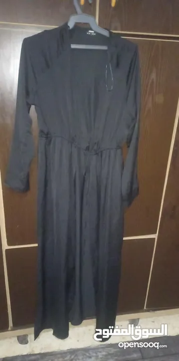 شروة مجموعة ملابس شبه جديده  ملابس نظيفة جدا يوجد فساتين سهره ملابس بيتيه بيجامات عبايات اطقم احذيه